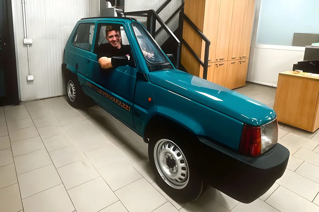 Un italiano entró en el Libro de los Récords Guinness al convertir un Fiat Panda en el coche más angosto del mundo