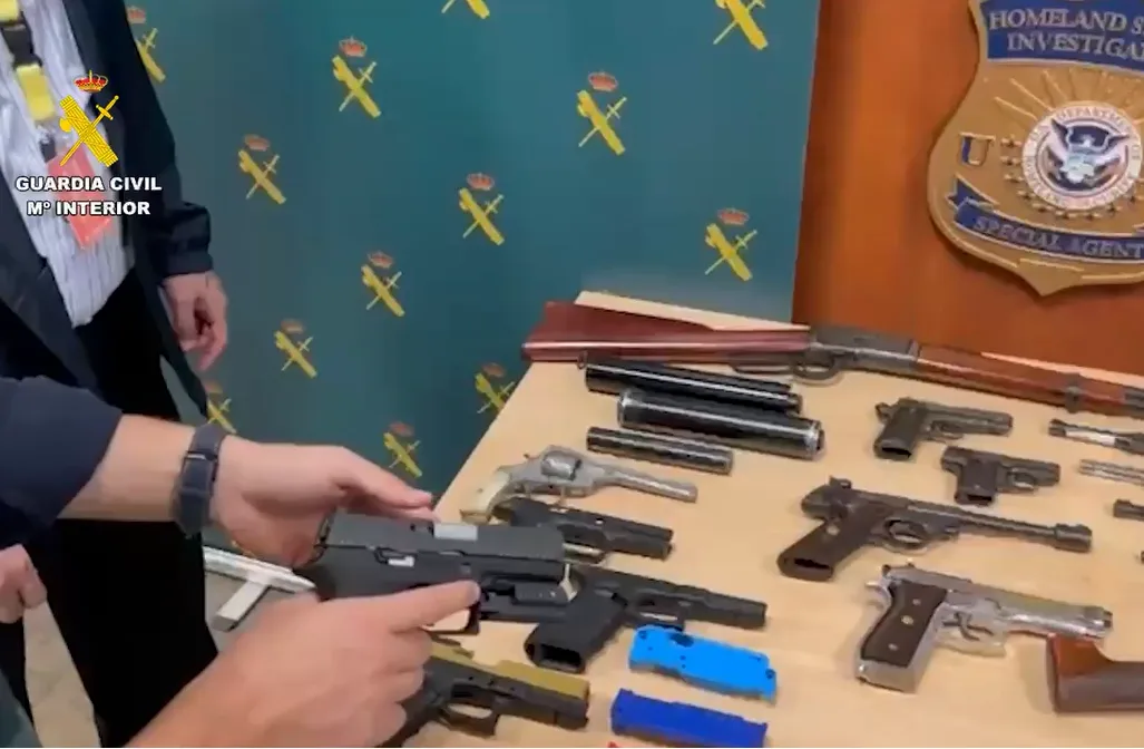 Detenido en Madrid por traficar con armas que montaba con piezas compradas por internet