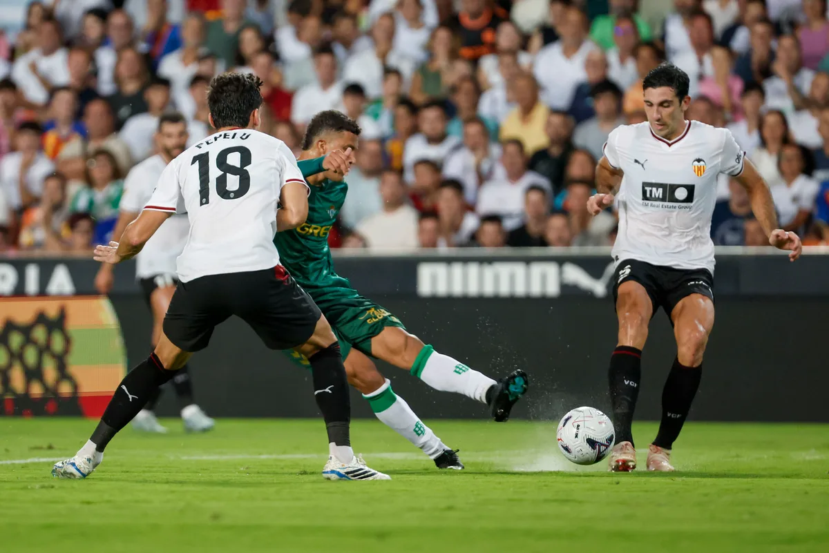 Nelson Deossa se resiste a salir del Real Betis: el Spartak de Moscú ofrece cerca de 12 millones por el colombiano