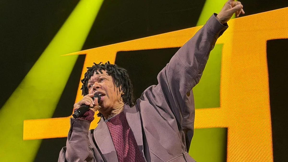 Djavan canta para casa cheia em Lisboa e pede: “Temos que defender a democracia do Brasil”