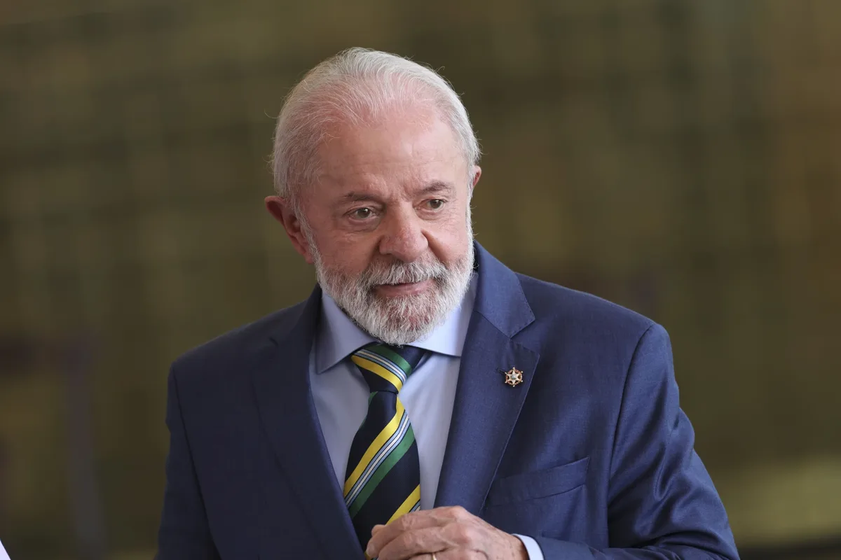 Lula melhora avaliação e permanece entre os cinco líderes mais populares