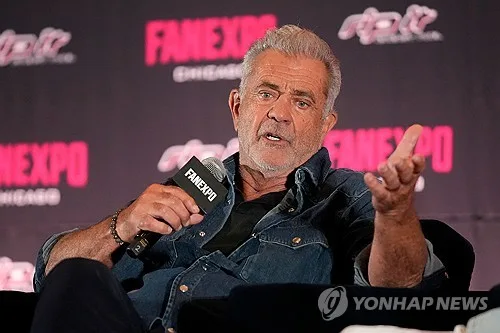 '친트럼프' 멜 깁슨, 수화통역사 흉내냈다가 뭇매…사과 엔딩