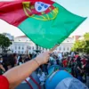 Habitação: Manifestantes montam tendas e enchem praça do Rossio com cartazes contra o Governo