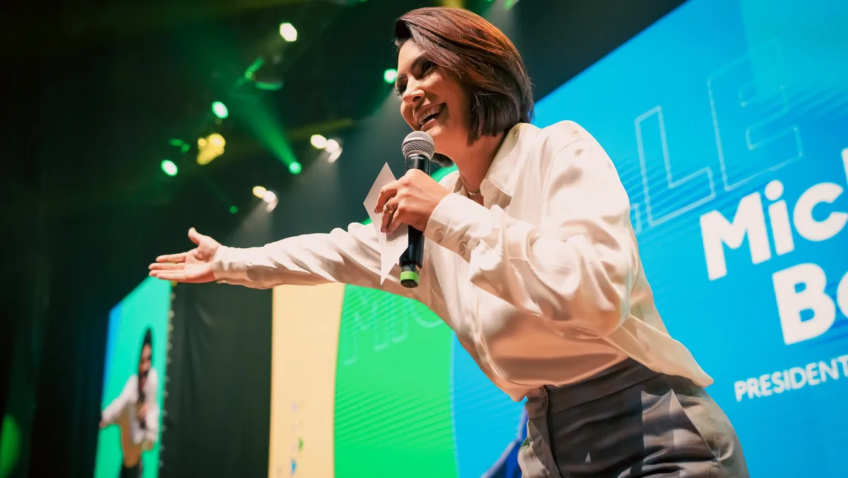 TRE-DF rejeita multa contra Michelle por suposto despejo de santinhos