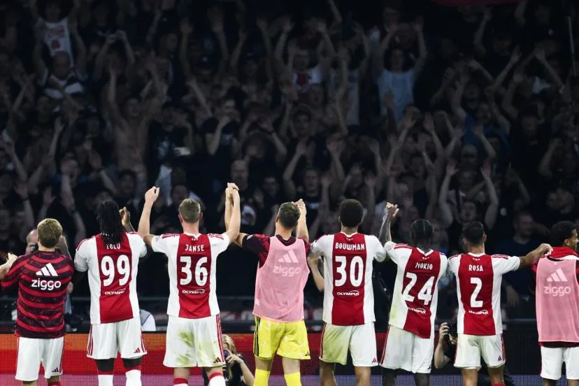 Syb Zeldenthuis, U11 de l'Ajax d'Amsterdam, jongle plus de 3000 fois afin de récolter des fonds pour la fondation du club et doit être stoppé avant le début du match
