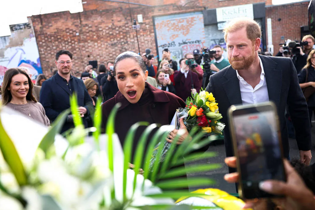 Harry e Meghan fazem primeira aparição pública juntos no Reino Unido após retorno