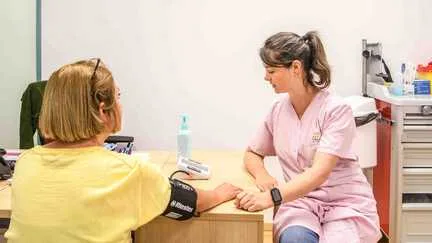 Les médecins généralistes libéraux travaillent en moyenne 46 heures par semaine, selon une étude de la Drees