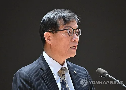 한은, 퇴임한 이창용에 매달 700만원…자문 기록은 "관리 안 해"