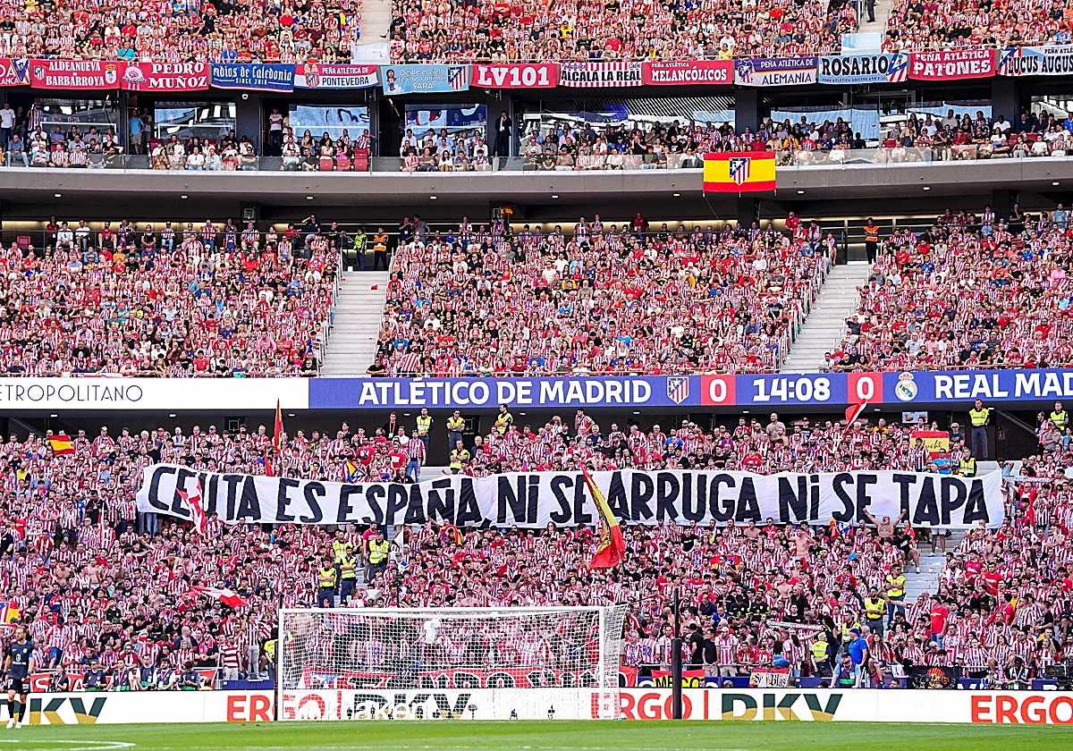 La pancarta de la afición del Atlético de Madrid en apoyo a Ceuta durante el derbi contra el Real Madrid: «Ceuta es España, ni se arruga ni se tapa»