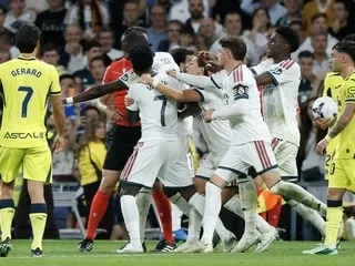 VIDÉO Liga. Un but refusé avant une expulsion pour un tirage de cheveux : le nouveau pétage de plombs de Vinícius