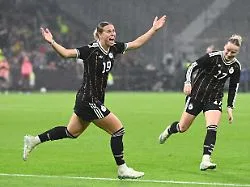 Abschied mit Ballon d'Or?: DFB-Star Bühl untermauert, warum der beste Klub der Welt an ihr baggert