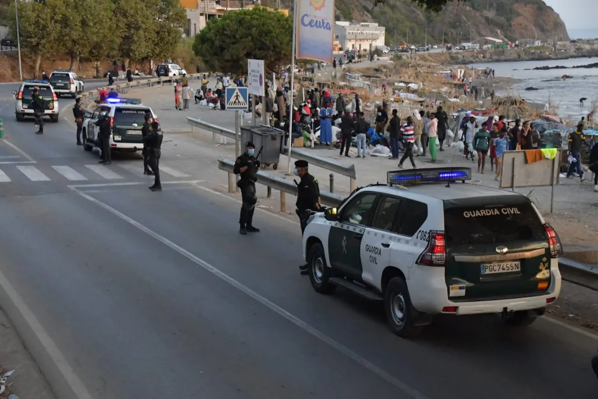 Última hora de la entrada de inmigrantes a Ceuta, en directo | Empieza el desalojo de migrantes de la playa de El Trampolín y su traslado a dos espacios habilitados