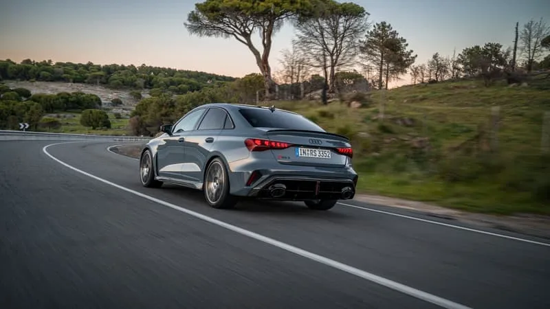 Le propriétaire a attendu qu'ils soient à l'arrêt pour couper le moteur à distance: trois voleurs d'une Audi RS3 ont été piégés au péage de Saint-Arnoult-en-Yvelines sur l'A10