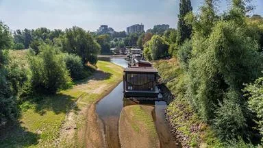 Zu wenig Wasser unterm Kiel: Hausboote auf dem Trockenen