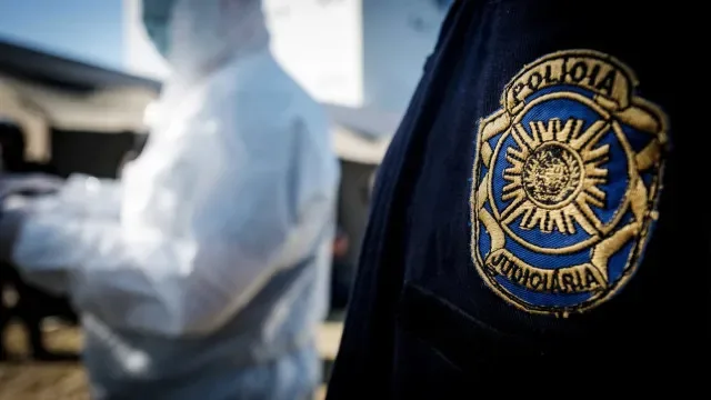 Jovem de 20 anos mata o padrasto no Porto. PJ investiga