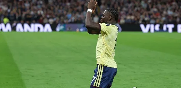 Arsenal chuta duas vezes a gol, vence o Aston Villa e segue 100% no Inglês