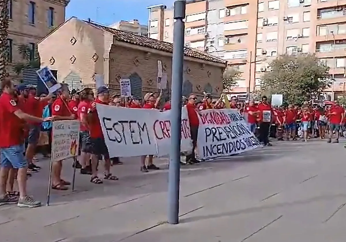 Personal de prevención de incendios se vuelve a concentrar en Valencia: «Estamos quemados»