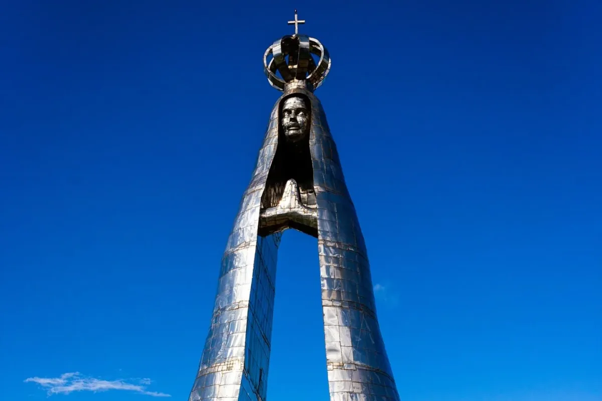 Nossa Senhora maior do que o Cristo Redentor chama atenção em Aparecida