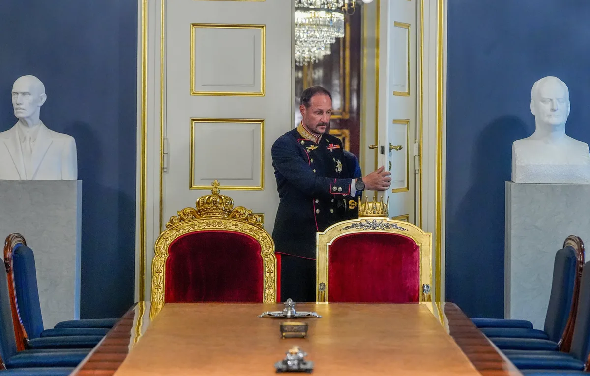 Haakon VIII de Noruega empieza su reinado con los retos de superar el problema de imagen familiar y preservar la cohesión nacional