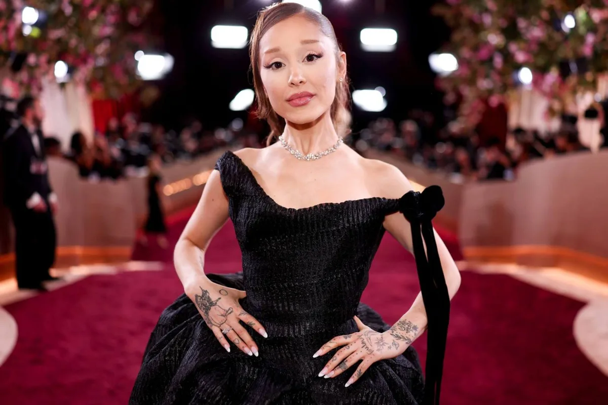 Ariana Grande Tells Fans She’ll Wear ‘Cozy Footwear’ On Stage After Minor Foot Injury
