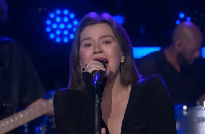 Kelly Clarkson solta voz e faz último cover de programa de TV com “Golden”, hit de “Guerreiras do K-pop”
