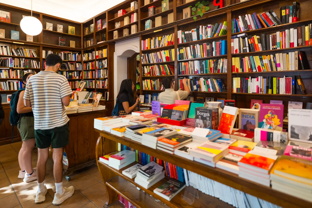 Libros, buitres y pizza mala: qué dice de nosotros el cierre de la librería más antigua de Madrid