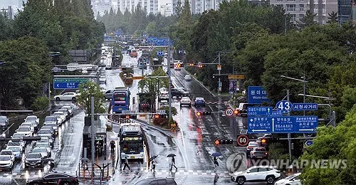 전국 흐리고 곳곳에 비…충청권 최대 80㎜