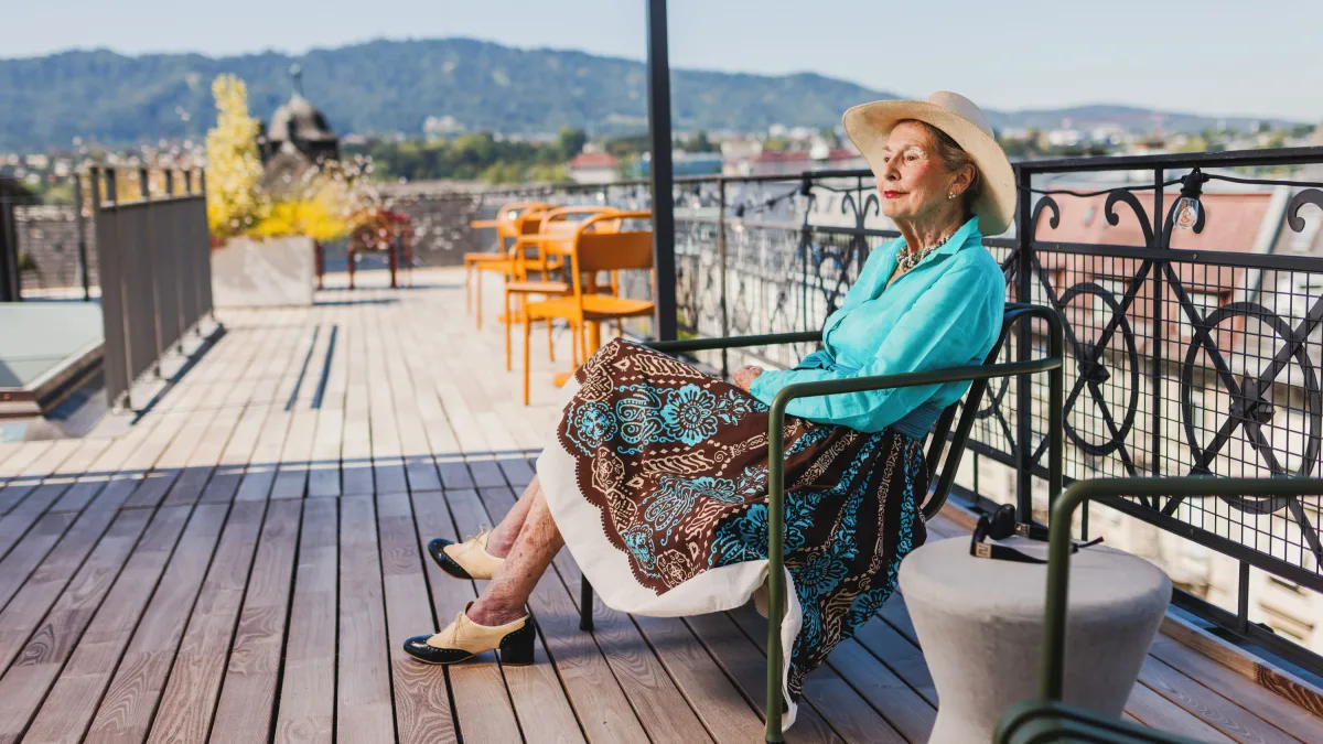 Seniorin lebt im Hotel: Ihr Wohnzimmer ist die Lobby