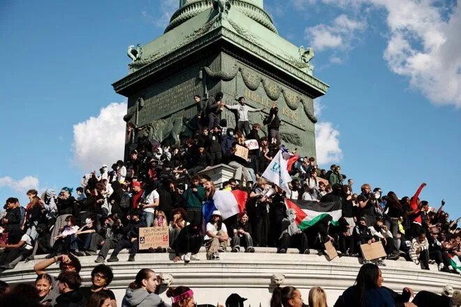 Sur la colonne de Juillet, la jeunesse de 2026 rend vie aux morts de 1830