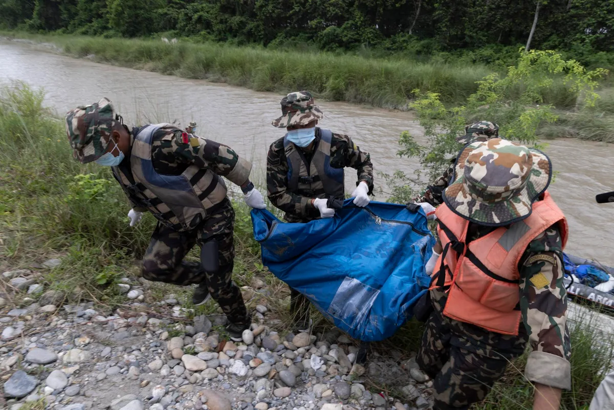 Aumentan a 939 los muertos y baja la cifra de desaparecidos tras la riada en Nepal