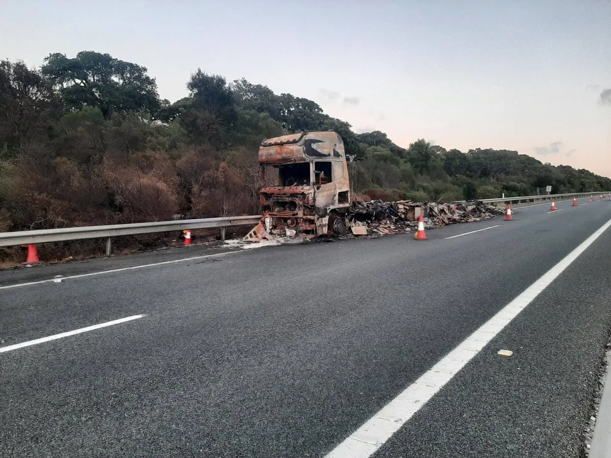 Retiran después de 26 días un camión calcinado con toneladas de pulpo podrido que obstaculizaba la A-381 en Cádiz