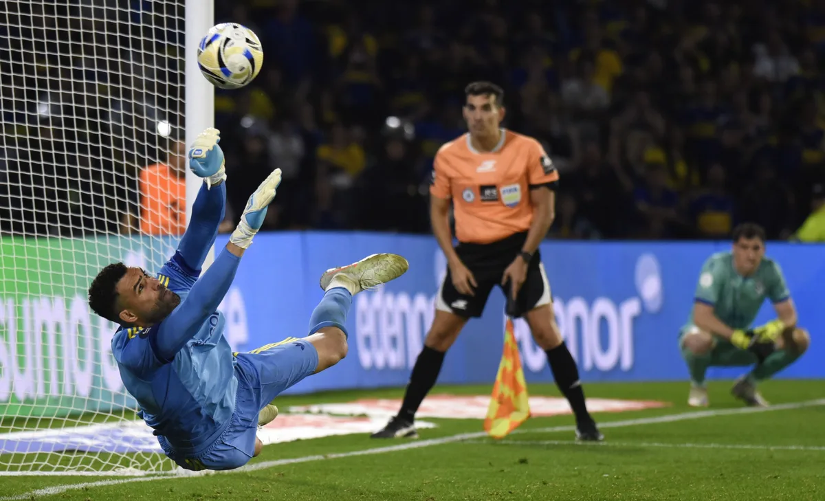 Los dos penales que atajó Álvaro Montero y lo convirtieron en el héroe de Boca ante Vélez por la Copa Argentina