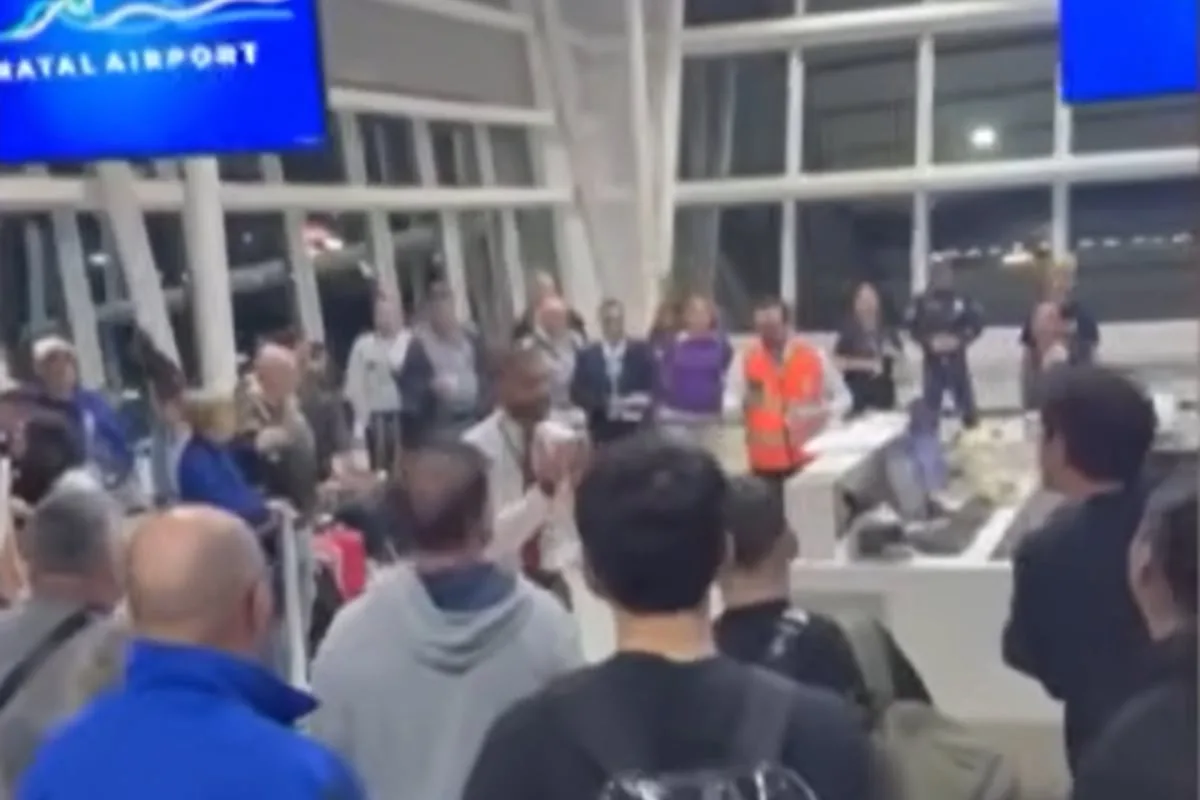 Un avión que viajaba de Buenos Aires a Madrid aterrizó de emergencia en Brasil: hay 300 pasajeros varados