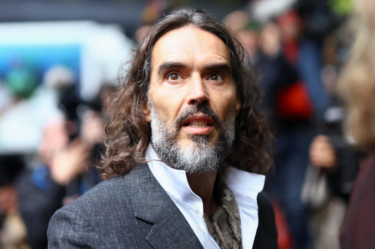 La meta sexual que Russell Brand habría confesado a un amigo antes de alcanzar la fama: “Quería acostarse con 5000 mujeres”