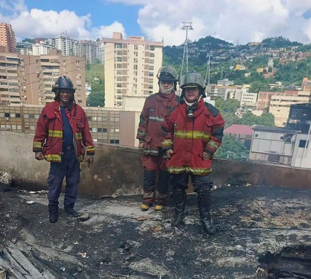 Bomberos pasaron más de 24 horas sofocando incendio en Palo Verde