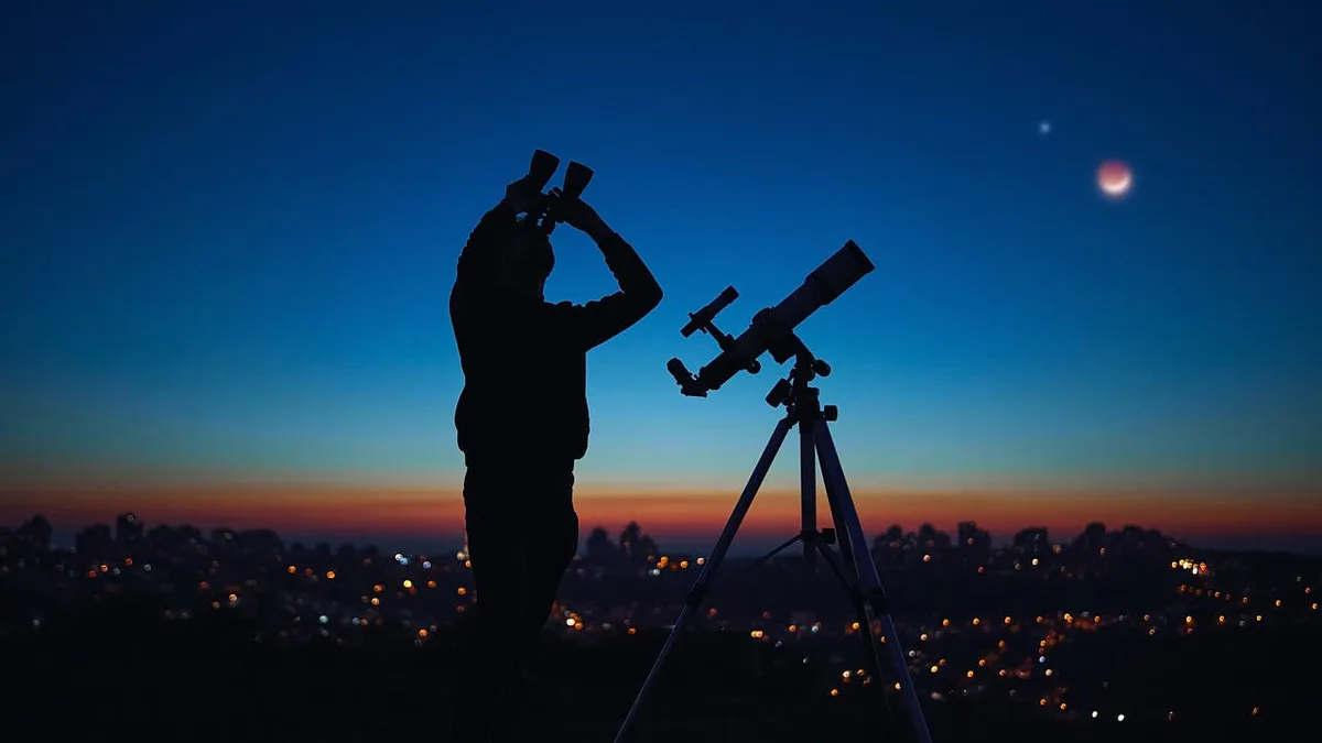 Astronomie mit dem Fernglas: Brillantes Duo beim Himmels-W
