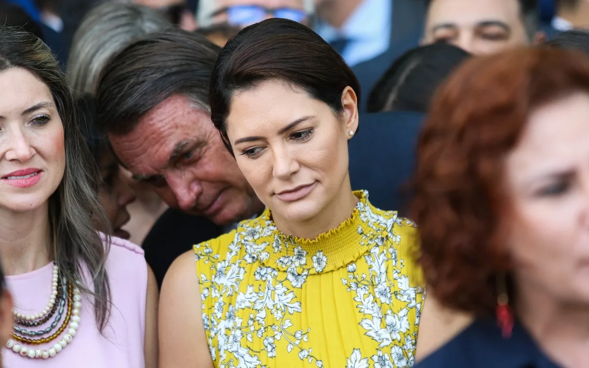 TRE-DF libera propaganda de Michelle Bolsonaro com imagem do ex-presidente