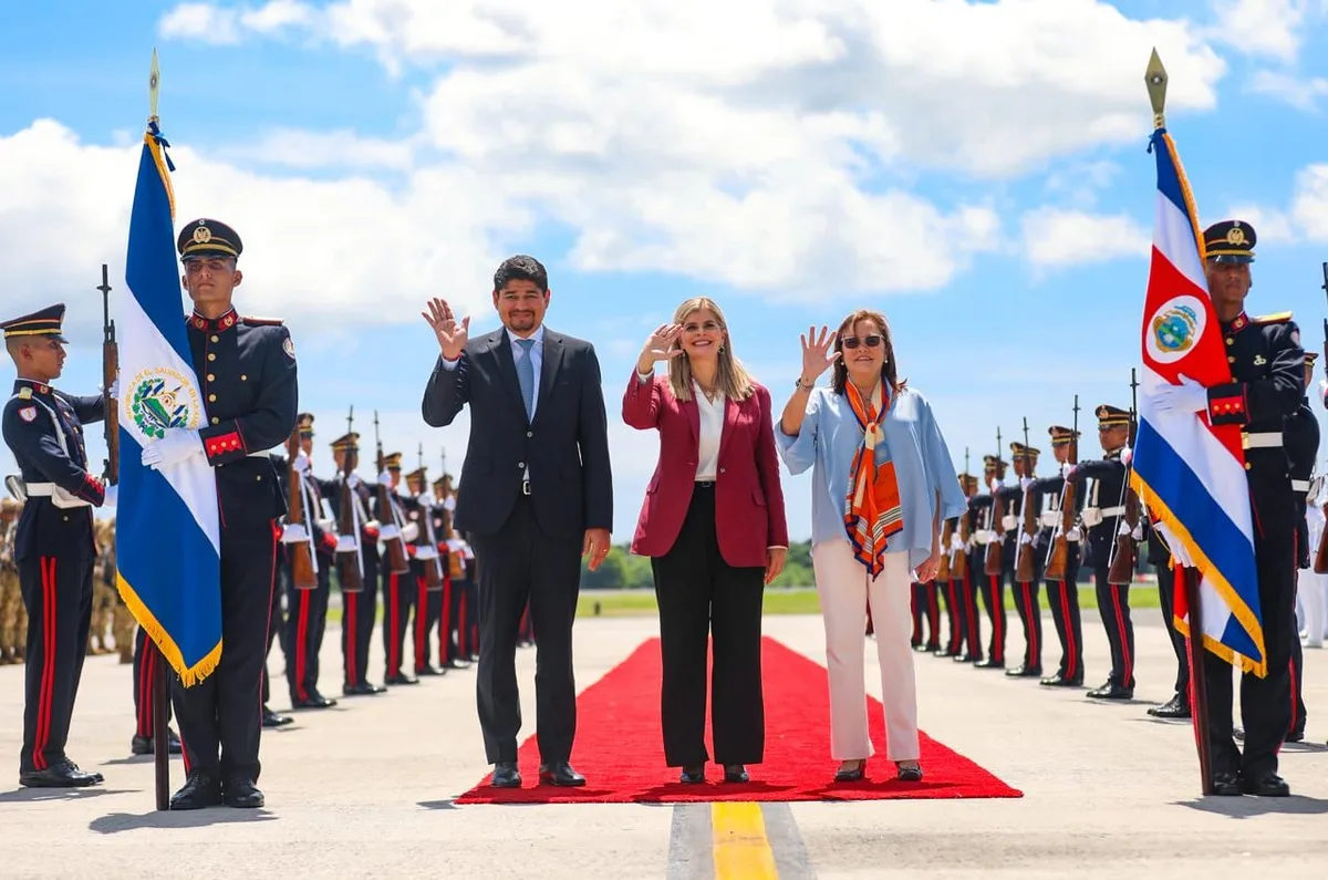 La presidenta de Costa Rica Laura Fernández llegó a El Salvador para una visita oficial con foco en seguridad