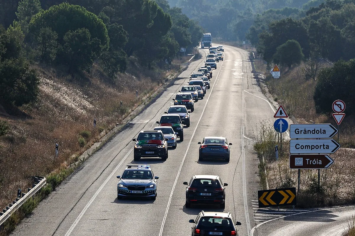 Automobilistas em marcha lenta em Sines contra aumento do preço dos combustíveis