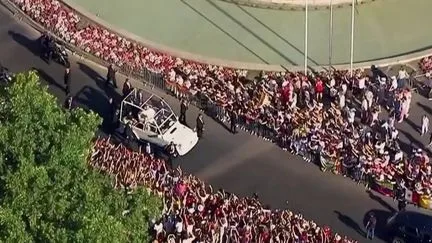 "C'est comme une réunion de famille" : la ferveur monte chez les fidèles à 24 heures de l'arrivée du pape