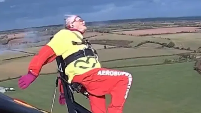 Helga Duffy de 99 anos bate recorde de acrobacia aérea no Guinness
