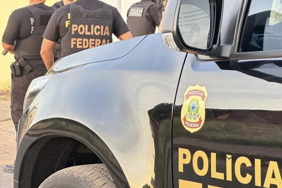 PF prende homem com mala recheada de ampolas emagrecedoras em aeroporto