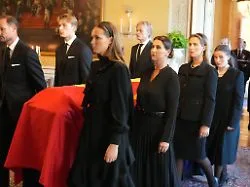 Auch Høiby bei Prozession dabei: Königsfamilie überführt Sarg von Harald V. in Schlosskapelle