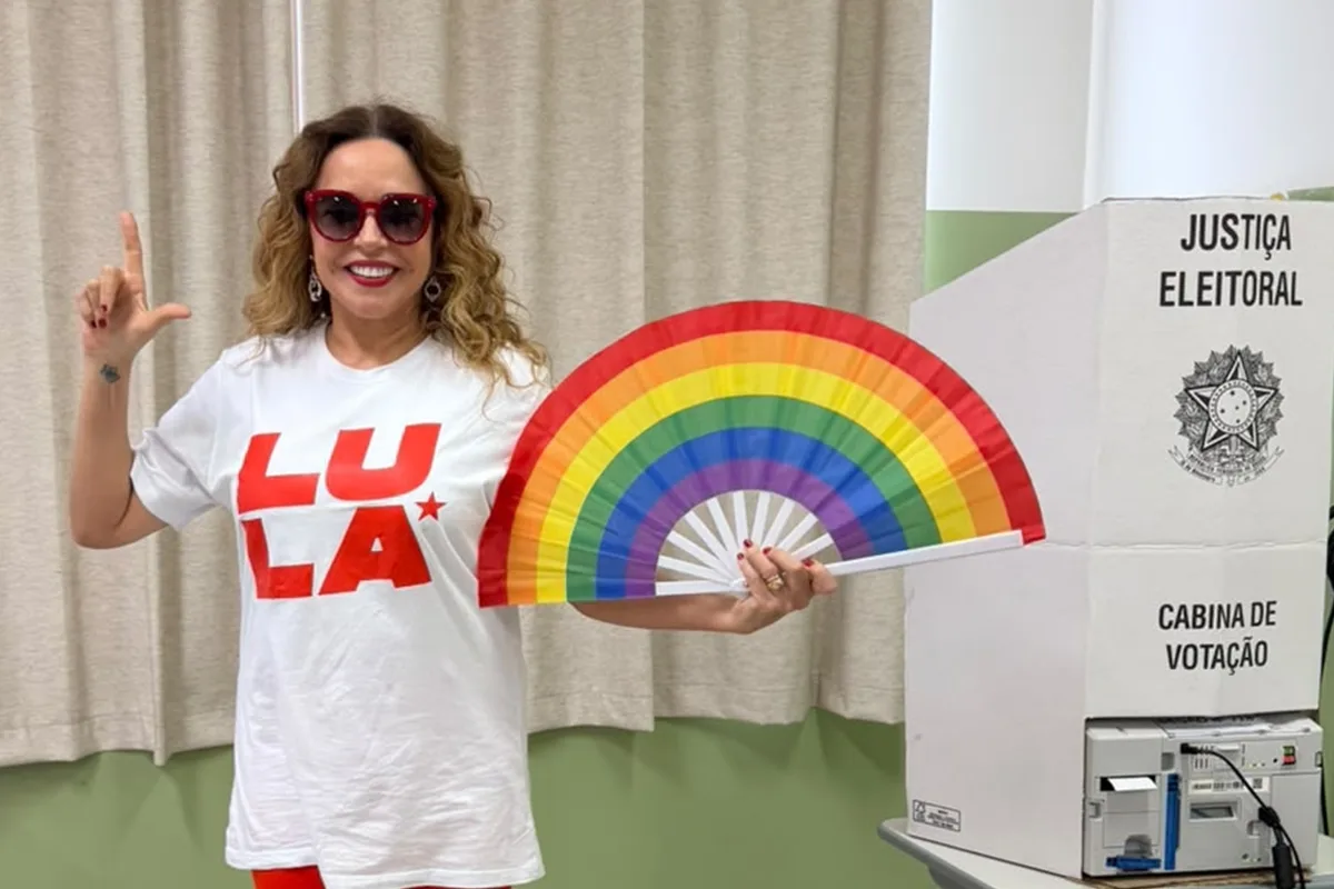 Após Caetano no RJ, Daniela Mercury convoca ato "pela democracia" na BA