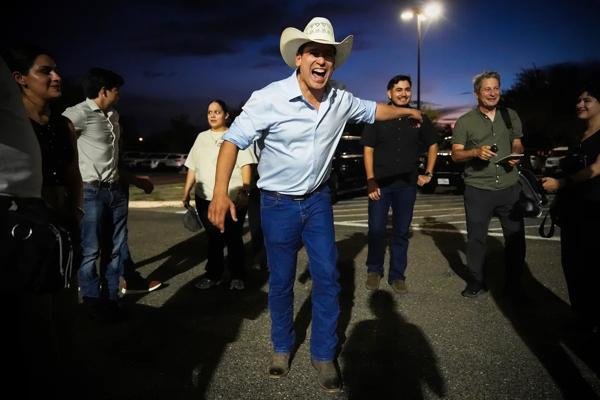 Cumbias en español y las botas vaqueras de Bobby Pulido para desafiar al trumpismo en Texas