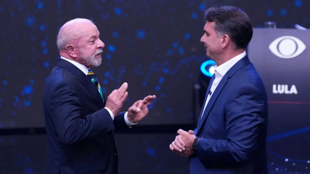 Présidentielle au Brésil: entre Lula et Flavio Bolsonaro, un premier débat télévisé stérile et violent