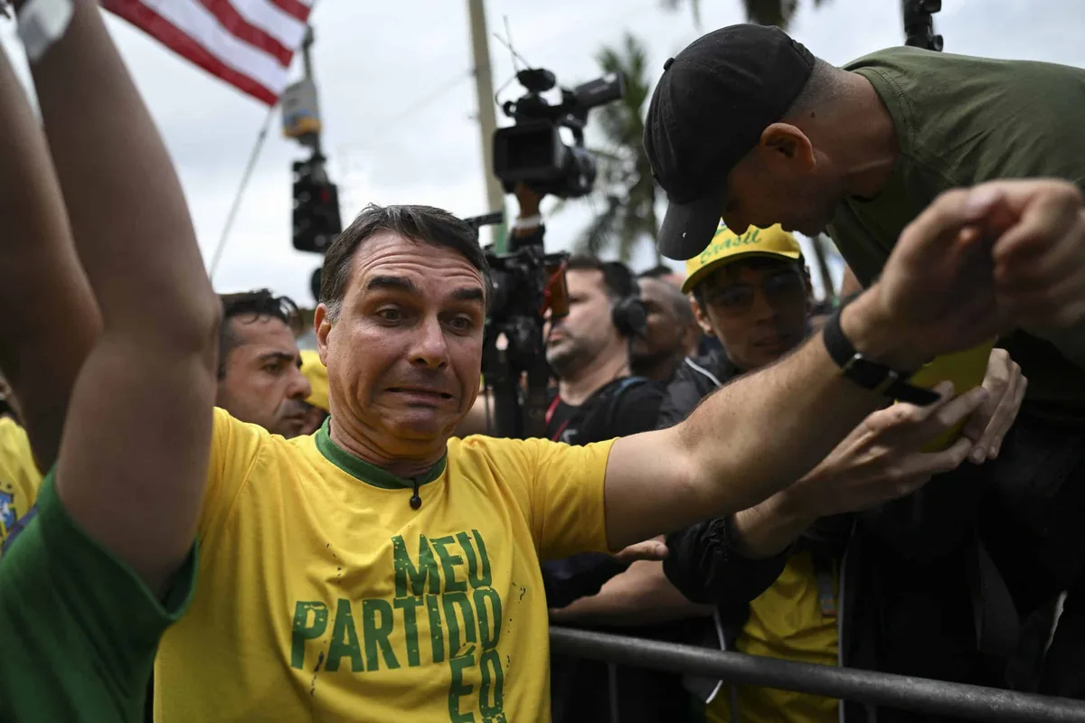 VÍDEO: Flávio Bolsonaro humilha crianças durante partida de futebol