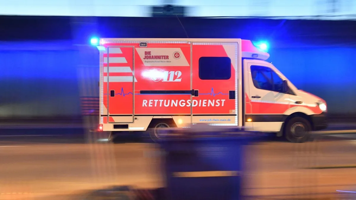 Unfallursache unklar: Wetteraukreis: Auto überschlägt sich - zwei Schwerverletzte