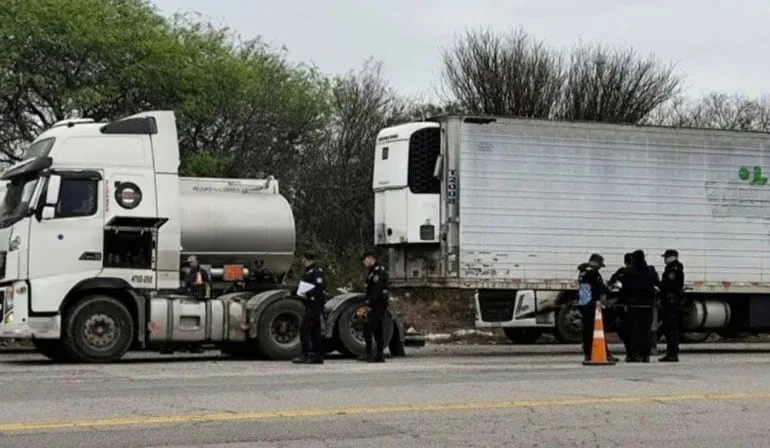 Conmoción en Salta: un camionero fue aplastado por su vehículo cuando lo arreglaba en la banquina y murió