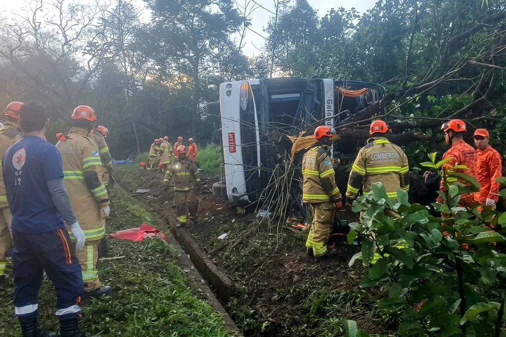 Acidente com ônibus de turismo deixa 8 mortos em Petrópolis (RJ)